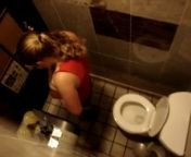 Студетты снимают в туалете свою однокурсницу как она писяет