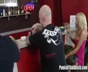 бармен наказыивает суку